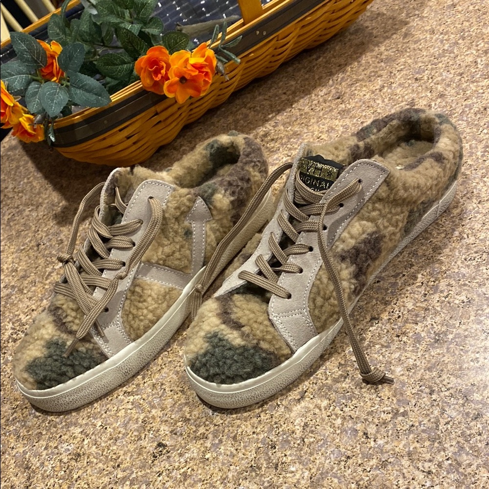 Vintage Havana Fuzzy Camouflage Slip On Sneaker Shoes Size 7.5